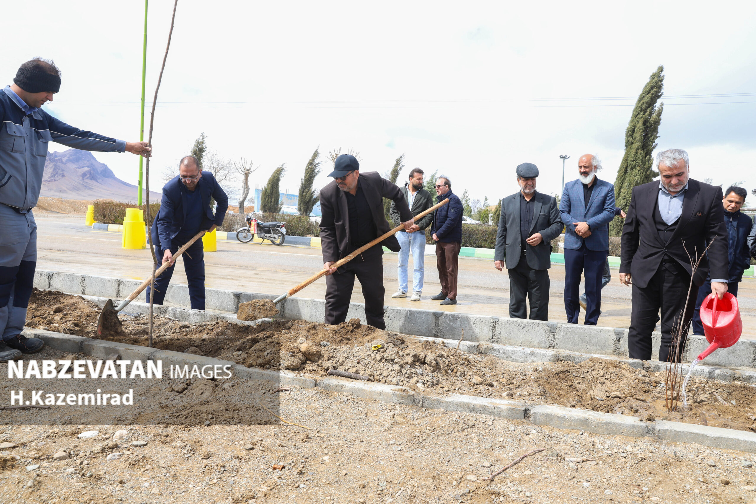 غرس نهال به یاد رهبر شهید انقلاب در شهر باغبادران
