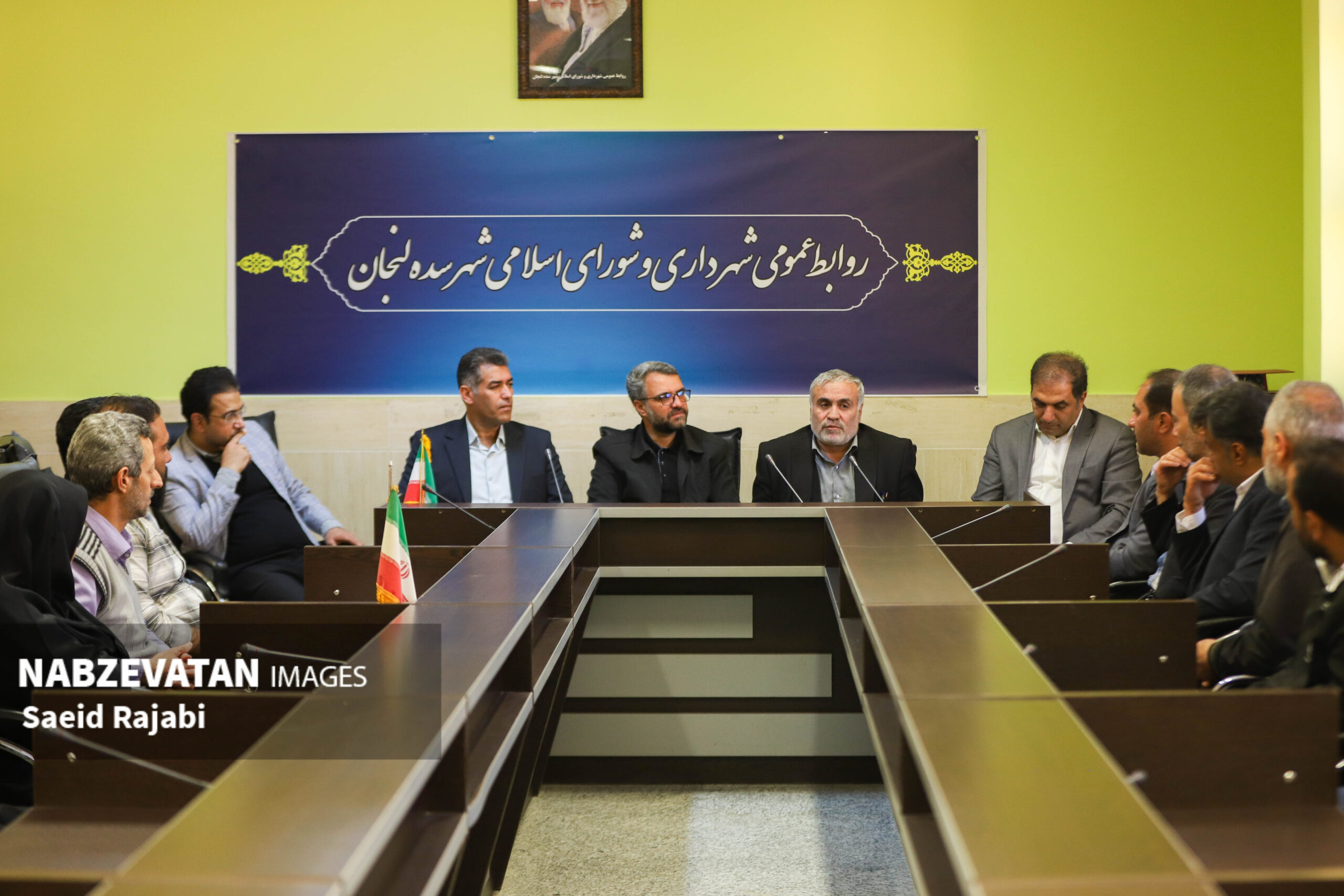 نشست صمیمی فرماندار شهرستان لنجان و مدیرکل امور شهری و شوراهای استان اصفهان با پرسنل شهرداری سده لنجان