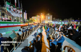 تجمع شبانه مردم باغبادران در حمایت از مدافعان وطن در میدان بسیج