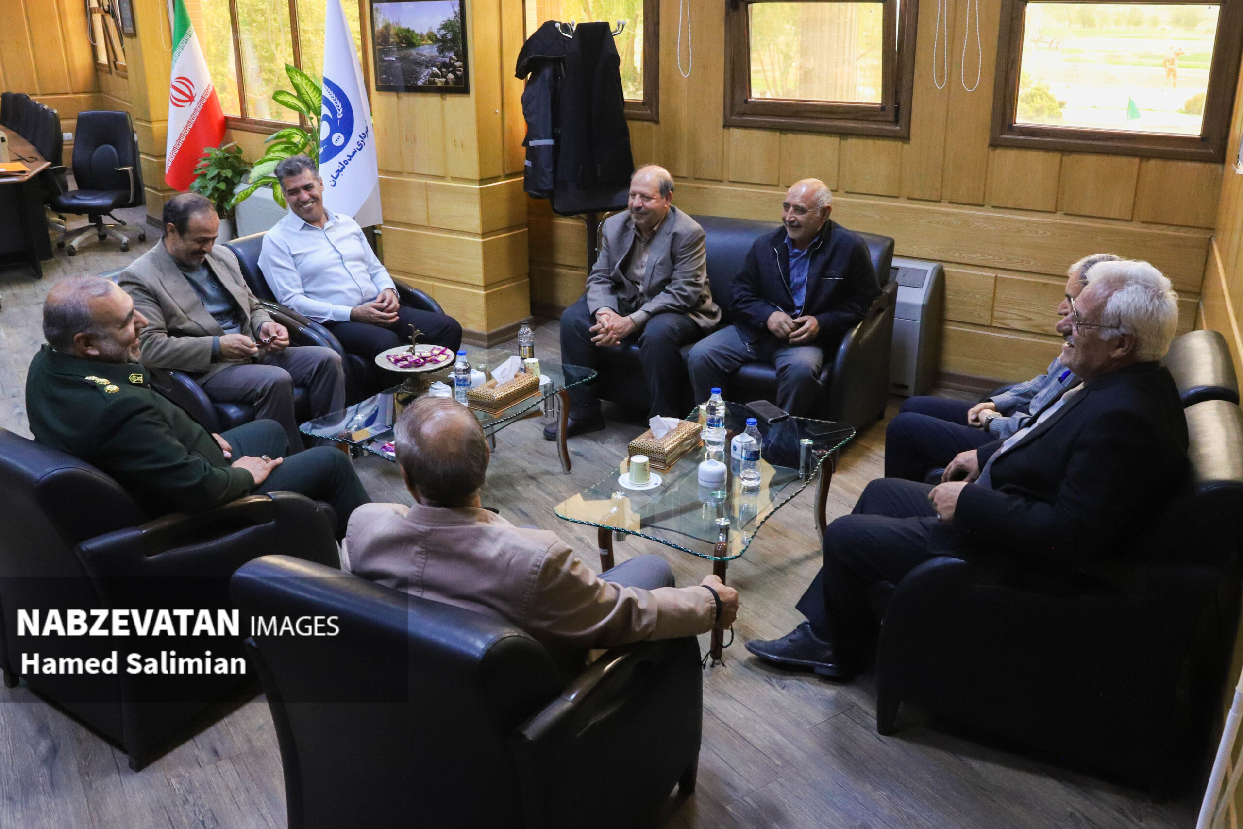 نشست صمیمی فرمانده نیروی انتظامی لنجان و جمعی از یادگاران ۸ سال دفاع مقدس با شهردار سده لنجان