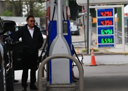 بلومبرگ: افزایش مجدد بهای بنزین ترامپ را به پرتگاه سیاسی کشانده است
