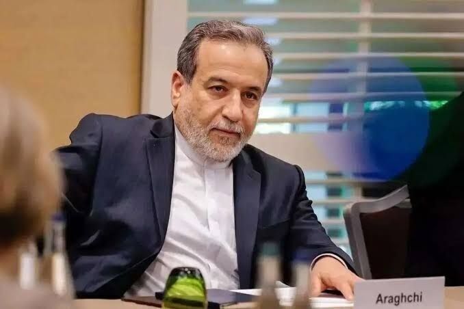 هشدار عراقچی: اگر می‌خواهید در امان باشید بهتر است منطقه را ترک کنید
