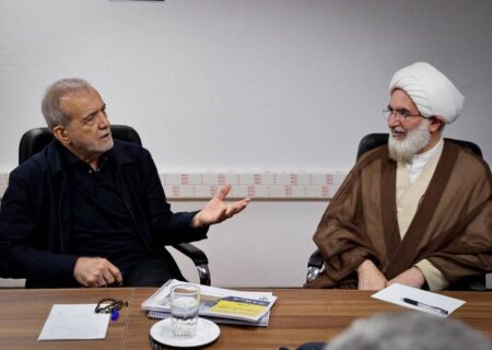 پزشکیان: مردم دستاوردهای نیروهای مسلح را با صرفه‌جویی در میدان اقتصادی تکمیل کنند