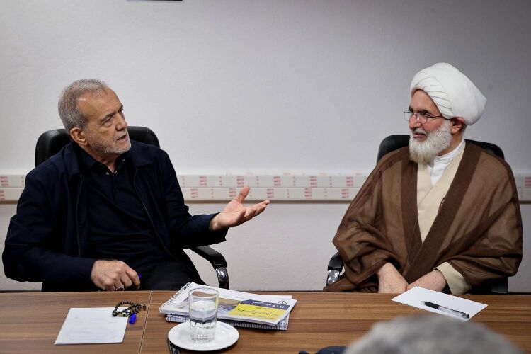 پزشکیان: مردم دستاوردهای نیروهای مسلح را با صرفه‌جویی در میدان اقتصادی تکمیل کنند