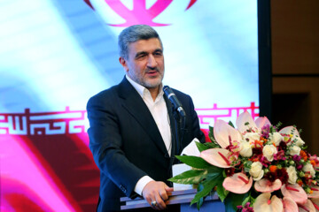 شرکت‌های نفت و گاز در بورس عرضه و تکلیف سهام عدالت مشخص شود