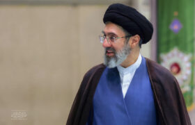 هر کار تفرقه‌انگیزی از هر فردی با هر جایگاهی در جهت مقصود دشمن است