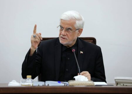 عارف: سفرای ادوار باید به اتاق فکر دیپلماسی کشور تبدیل شوند