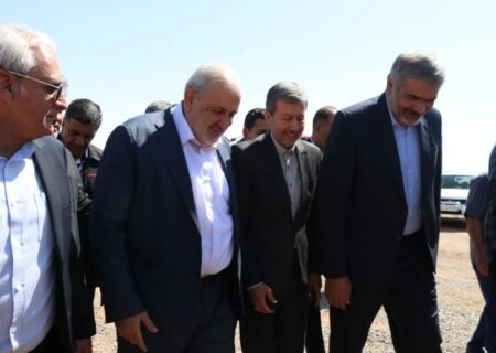 وزیر نیرو برای افتتاح دو پروژه مهم و بازدید از طرح‌های عمرانی به اصفهان سفر کرد