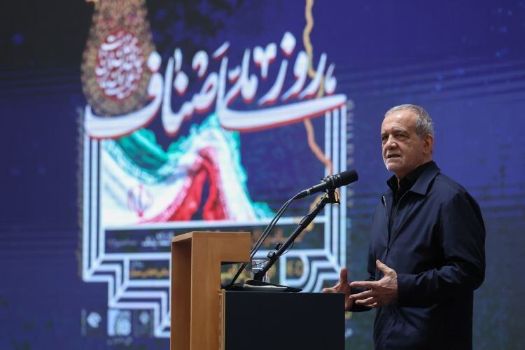 پزشکیان: سخنی که موجب تفرقه شود، آب ریختن به آسیاب دشمن است/ مذاکرات با عزت و اقتدار پیگیری می‌شود