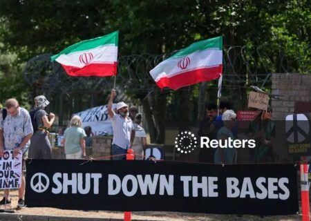 تظاهرات فعالان ضدجنگ علیه استفاده پایگاه‌های انگلیسی در تجاوز نظامی به ایران