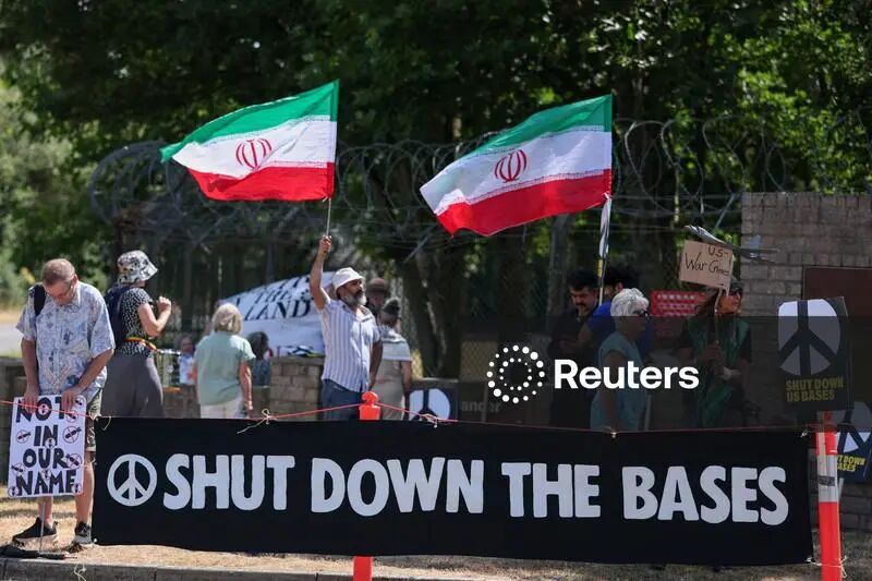 تظاهرات فعالان ضدجنگ علیه استفاده پایگاه‌های انگلیسی در تجاوز نظامی به ایران