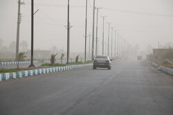 محورهای شرق و شمال استان اصفهان گرد و خاکی است