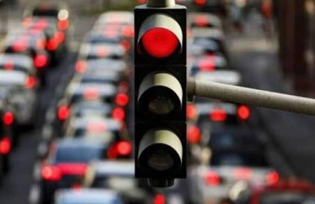 چرا پشت چراغ قرمز به اطراف نگاه می‌کنیم؟