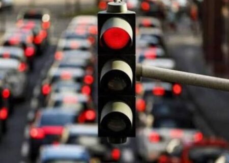 چرا پشت چراغ قرمز به اطراف نگاه می‌کنیم؟