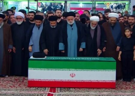 جمعیت میلیونی به امامت فرزند ارشد رهبر شهید نماز را بر پیکر ایشان اقامه کردند