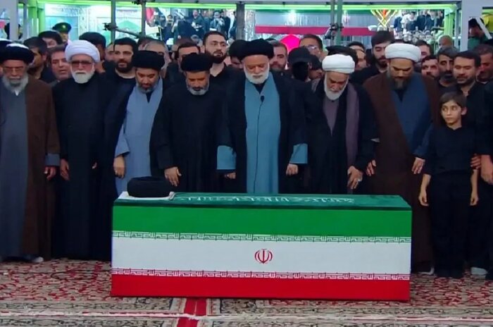 جمعیت میلیونی به امامت فرزند ارشد رهبر شهید نماز را بر پیکر ایشان اقامه کردند