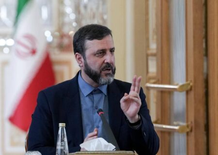 غریب آبادی: تفاهم ایران و عمان درباره ترتیبات تنگه هرمز در آستانه نهایی شدن است