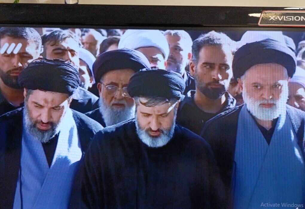 حضور فرزندان رهبر معظم انقلاب در نماز بر پیکر پدر