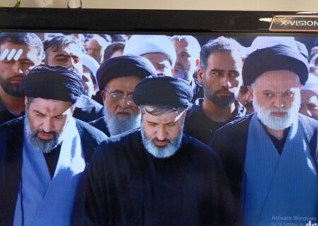 حضور فرزندان رهبر معظم انقلاب در نماز بر پیکر پدر