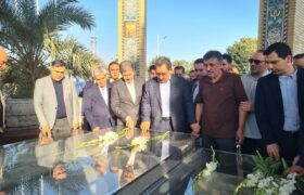 ادای احترام وزیر صنعت معدن تجارت به مقام والای شهدای اصفهان