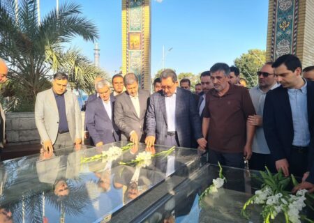 ادای احترام وزیر صنعت معدن تجارت به مقام والای شهدای اصفهان