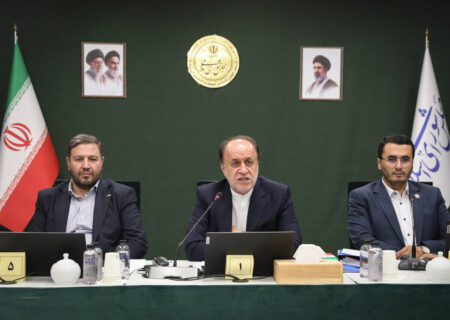 حاجی بابایی: تنگه هرمز در ید ایران است/بازنشستگان باید ۹۰ درصد حقوق شاغلان را دریافت کنند