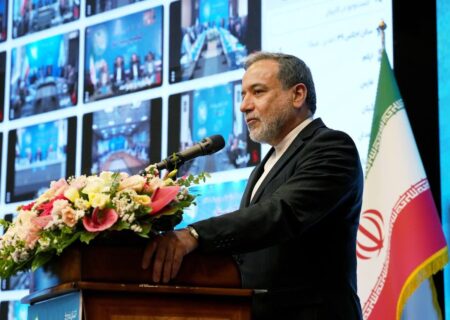 تجلیل عراقچی از معلمان و دانش‌آموزان شهید