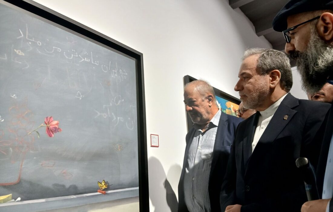 عباس عراقچی: کشورهای خارجی برای درک حقوق بشر به نمایشگاه «مدرسه میناب» بیایند