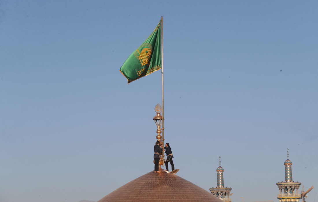 پرچم گنبد و پوش ضریح مطهر امام رضا(ع) تعویض شد