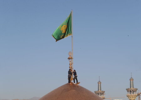 پرچم گنبد و پوش ضریح مطهر امام رضا(ع) تعویض شد