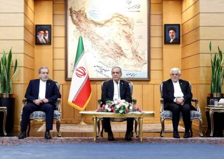 عراقچی همراه پزشکیان عازم قرقیزستان شد