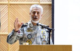 دریادار سیاری: ایران در مقابل تمام تجهیزات و فناوری‌های جهان ایستاد
