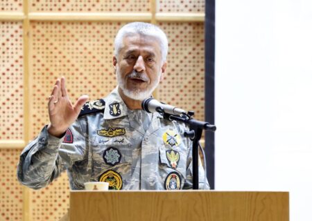 دریادار سیاری: ایران در مقابل تمام تجهیزات و فناوری‌های جهان ایستاد