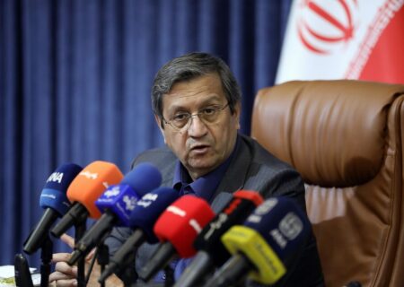 همتی: بانک مرکزی با استفاده از ابزارهای در اختیار خود، به‌موقع در بازار مداخله خواهد کرد