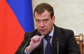 مدودف: در صورت انتقال فناوری هستهای به اوکراین، روسیه از «هر سلاحی» استفاده میکند
