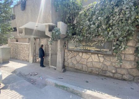 بازدید عراقچی از محل ساختمان آسیب‌دیده کتابخانه تخصصی وزارت خارجه