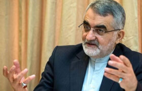 بروجردی: تنگه هرمز در اختیار ایران است و از مواضع‌ تعیین شده کوتاه نخواهیم آمد