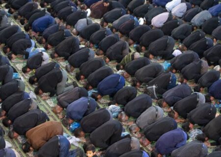 نماز ظهر عاشورا در انگورستان ملک؛ حماسه‌ای از ایمان و ارادت