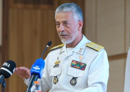 دریادار سیاری: ارتش در هر بحرانی کنار هلال احمر است