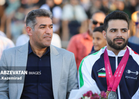 بوسه علیرضا معینی بر پرچم ایران در تاریخ ماندگار شد