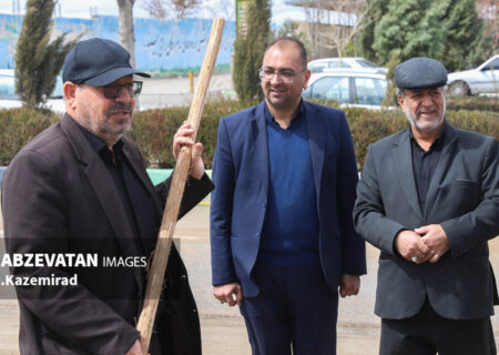 غرس نهال به یاد رهبر شهید انقلاب در باغبادران
