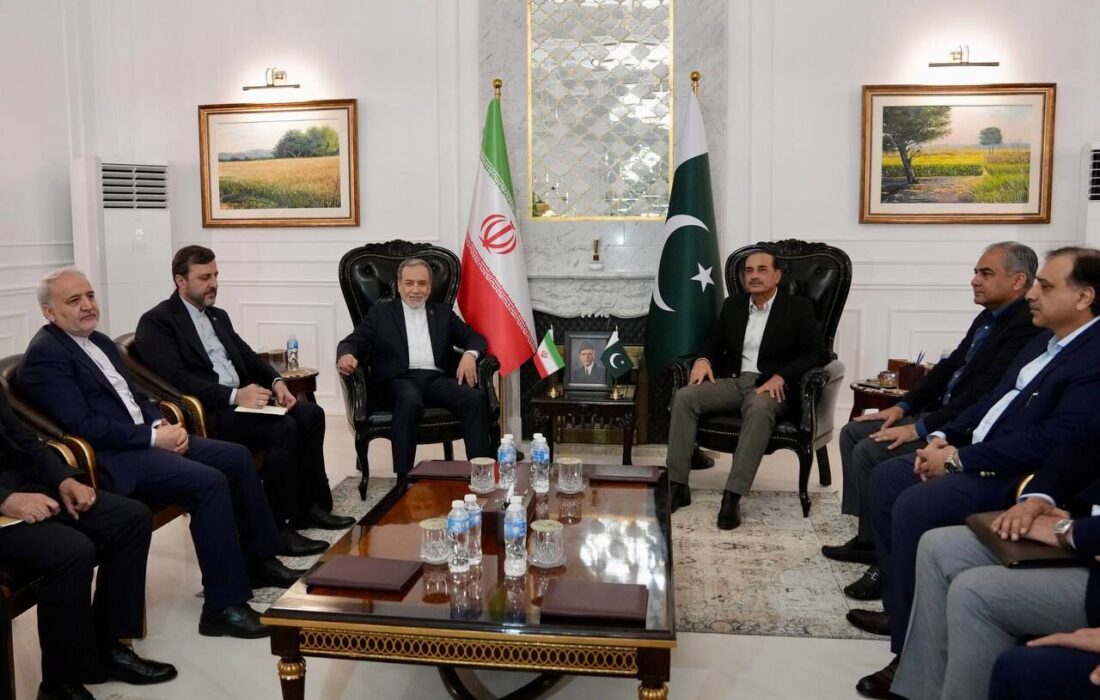 دیدار وزیر امورخارجه ایران با فرمانده ارتش پاکستان
