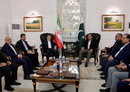 دیدار وزیر امورخارجه ایران با فرمانده ارتش پاکستان
