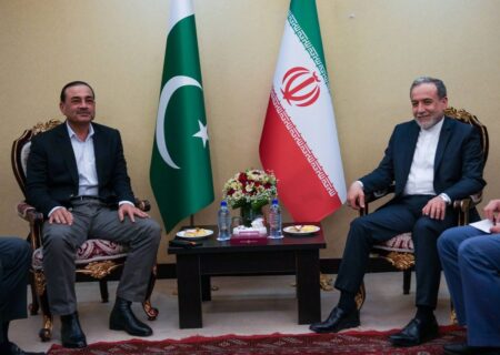 دیدار و گفت وگوی فرمانده ارتش پاکستان با عراقچی در تهران