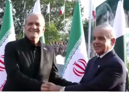 استقبال رسمی شهباز شریف از پزشکیان در اسلام‌آباد