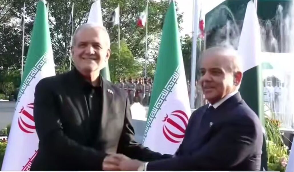 استقبال رسمی شهباز شریف از پزشکیان در اسلامآباد