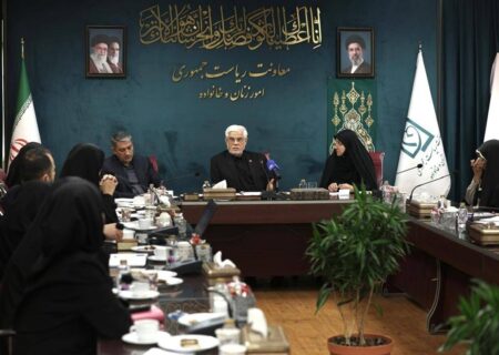 عارف: اختلاف‌نظرها درباره مذاکرات به دعوای داخلی تبدیل نشود/ تنگه هرمز ملک طلق ایران است