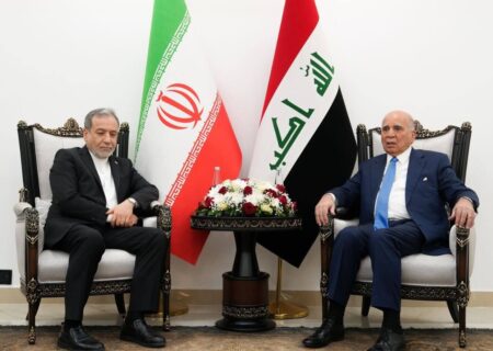 آغاز رایزنی عراقچی در بغداد با ادای احترام به مقام شهید سلیمانی و دیدار با فواد حسین