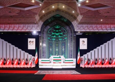 آیت‌الله سبحانی بر پیکر مطهر رهبر شهید انقلاب اقامه نماز می‌کنند