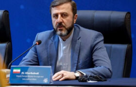 غریب‌آبادی: نمی‌توان از خلع سلاح سخن گفت اما زرادخانه هسته‌ای رژیم صهیونیستی رانادیده گرفت